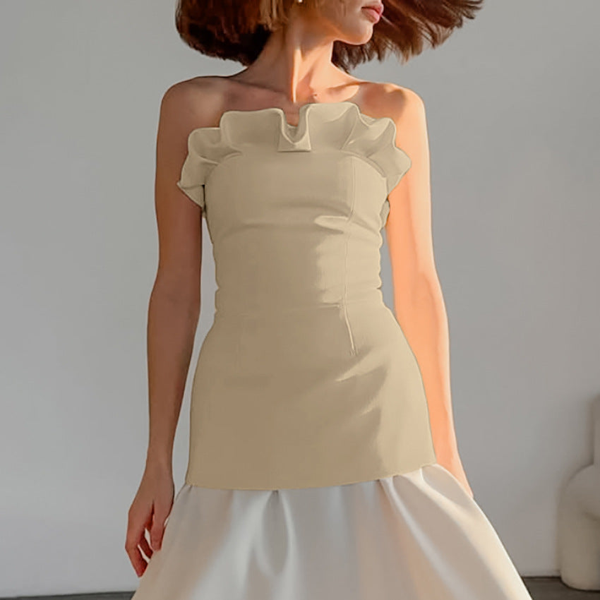 Dame top med off-shoulder design og svingende flæsehem. Stilla
