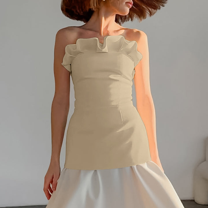Dame top med off-shoulder design og svingende flæsehem. Stilla