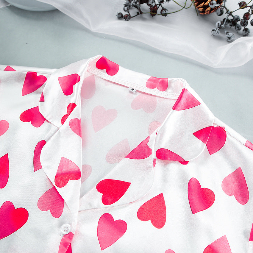 Dame pyjamasæt med hjerteformet motiv og elegant satinfølelse Stilla