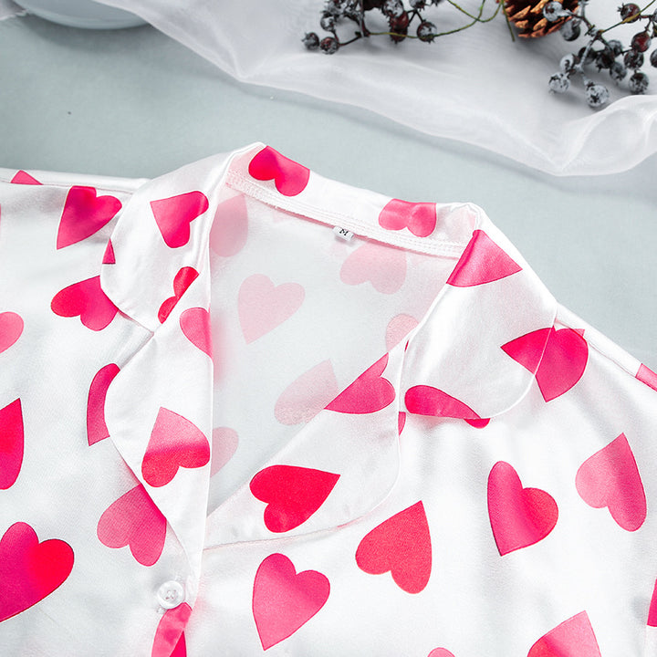 Dame pyjamasæt med hjerteformet motiv og elegant satinfølelse Stilla