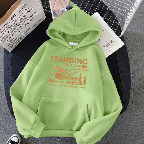 Kvinders hoodie med inspirerende landskabsdesign Skovae