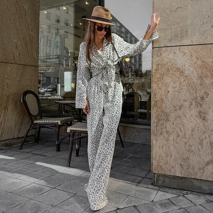 Dame jumpsuit med moderne leopardmønster og elegant taljering Stilla