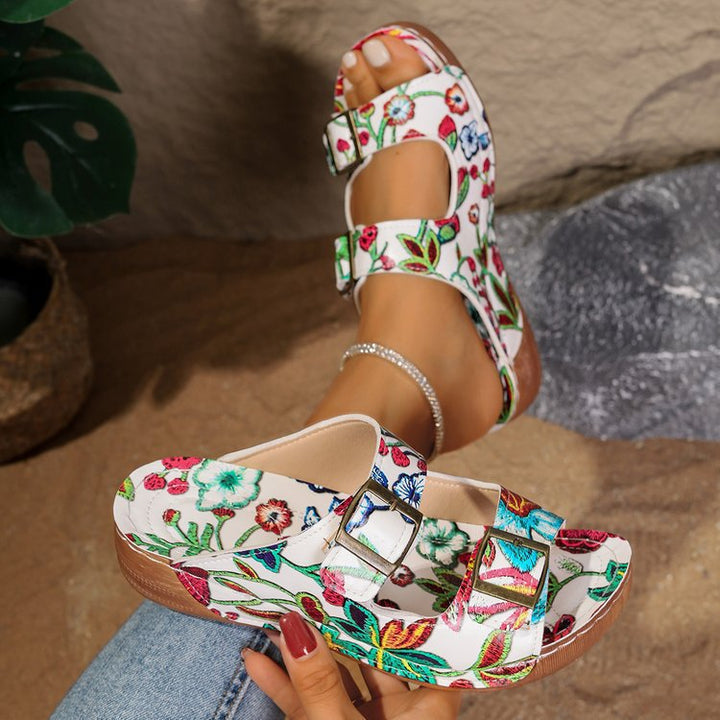 Dame Komfortable og modige sandaler med blomstret design og justerbare remme Stilla