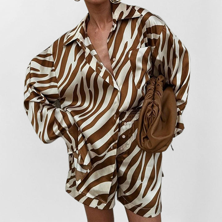 Kvinders oversized skjorte med zebrastriber og korte ærmer Stilla
