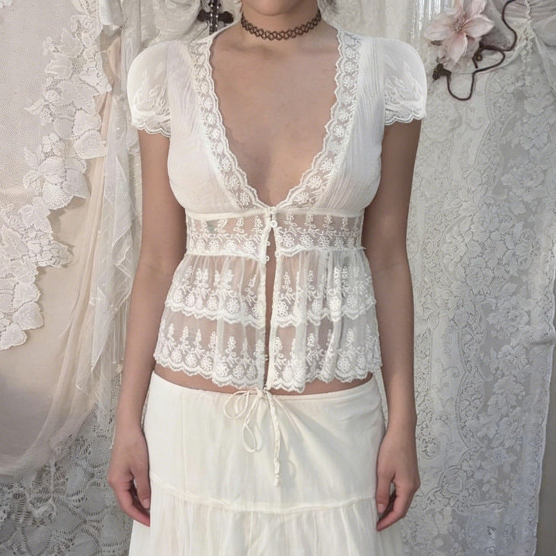 Damen Spitzenbluse mit Rüschendetails und tiefem V-Ausschnitt Skovae