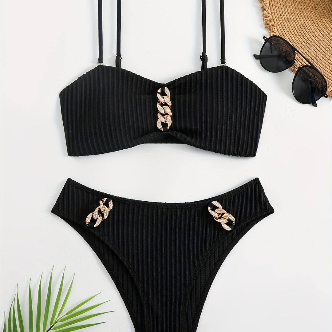 Dame bikini sæt med elegant ruffles-detalje og moderigtige kædeaccentuer Skovae