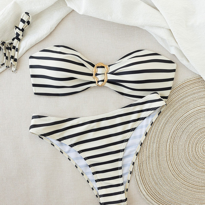 Dame bandeau bikini med trendy stribemønster og moderigtigt ringdetalje Skovae