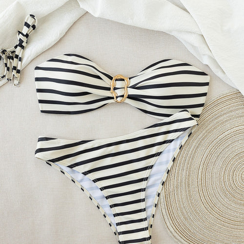 Dame bandeau bikini med trendy stribemønster og moderigtigt ringdetalje Skovae