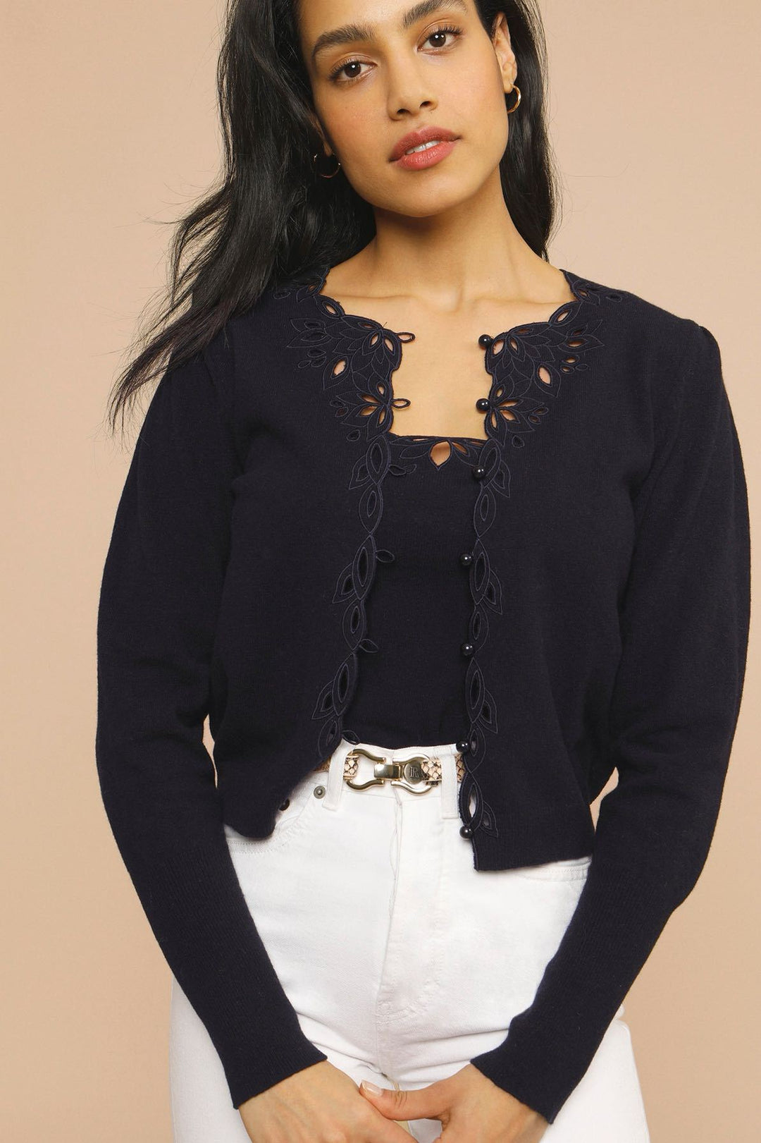 Dame fin cardigan med dekorativ huldesign og knapdetaljer Stilla