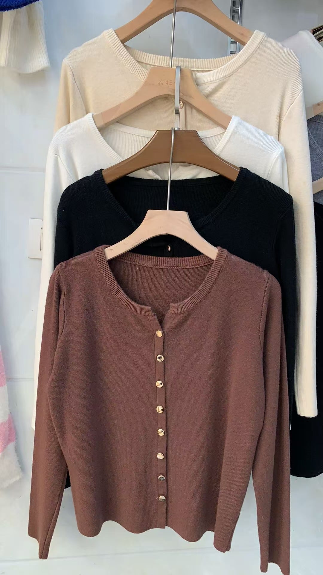 Kvinde elegant cardigan med knapdetalje og blødt materiale Stilla