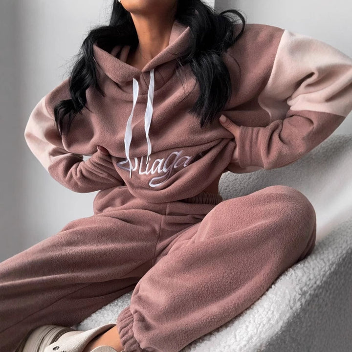 Kvindernes komfortable fleece træningsdragt med elegant skrift Skovae