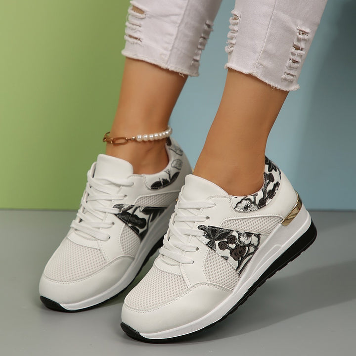 Dame Sneakers med luftig mesh-overflade og elegante florale accenter Stilla