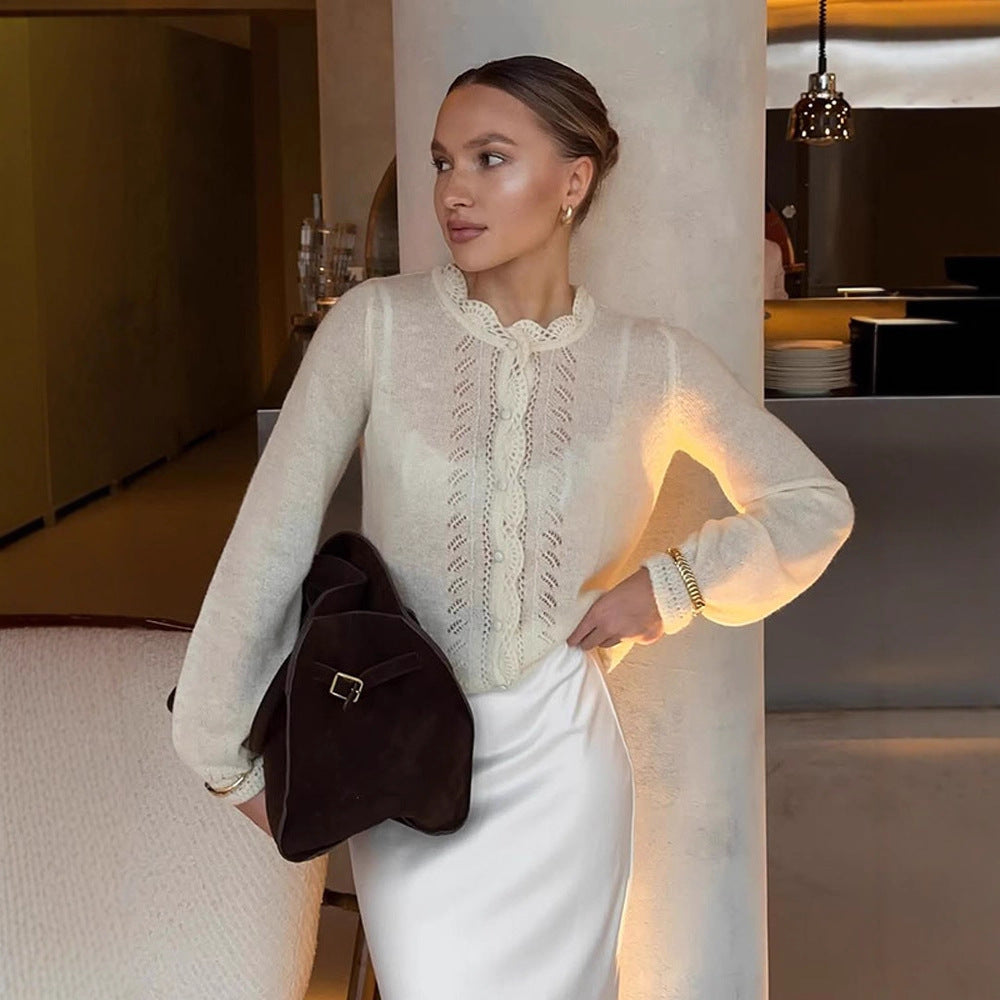 Dame stilfuld strikkebluse med elegante flæsedetaljer Stilla