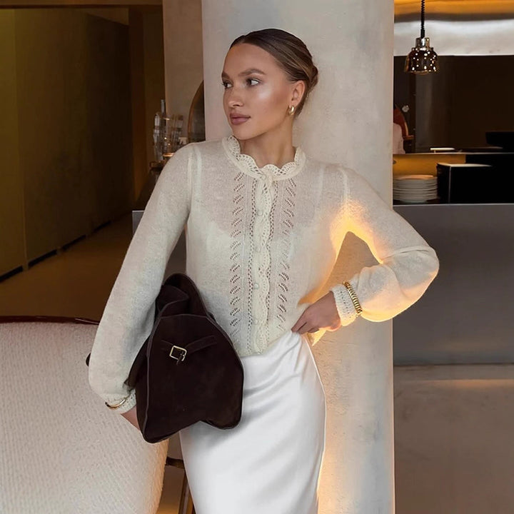 Dame stilfuld strikkebluse med elegante flæsedetaljer Stilla