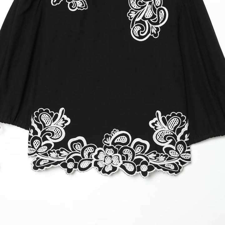 Damebluse med blomsteragtig blondede og flæseærmer Skovae