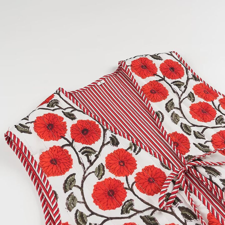 Dame blomsterbroderet vest med knapdetaljer og bundet taljesnor Stilla
