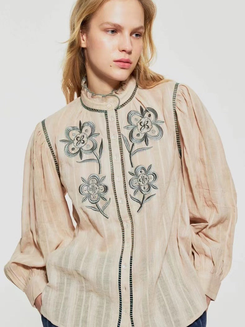 Damebluse med kunstneriske florale broderier og elegante detaljer Stilla