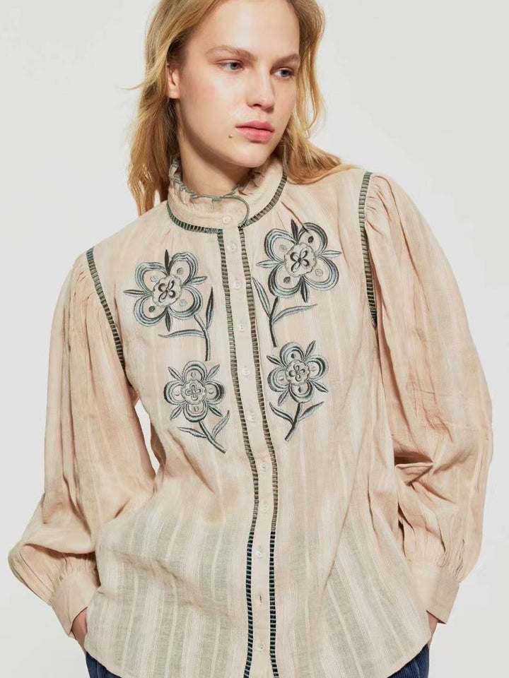 Damebluse med kunstneriske florale broderier og elegante detaljer Stilla