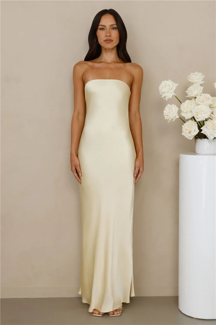 Kvinders elegante off-shoulder maxi kjole lavet af satinlignende materiale