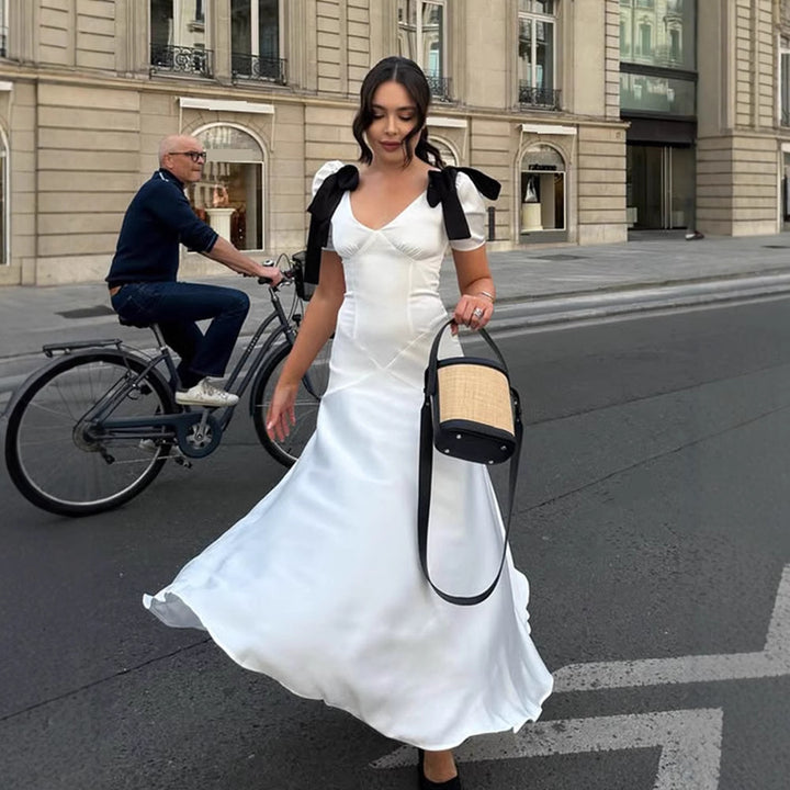 Dame elegant aftenkjole med puffærmer og fine detaljer Stilla