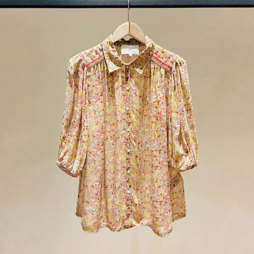 Damebluse med blomsterprint i heltryk og fashionable puffærmer Stilla
