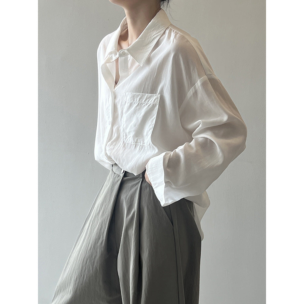 Dame elegant og luftig bluse med praktiske brystlommer og subtile ruffle detaljer Stilla
