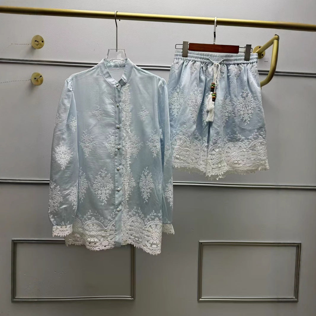 Dame Let bluse med florale spidsdetaljer og moderigtigt knapdesign Stilla