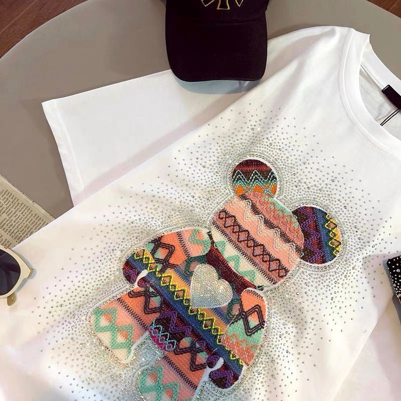 Dame T-shirt med kreativ bjørnemotiv og glitrende detaljer Stilla