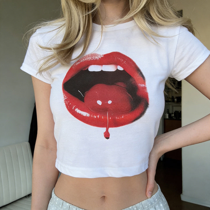Damen cropped T-Shirt mit auffälligem Lippen-Print und modernen Schnittelementen Skovae