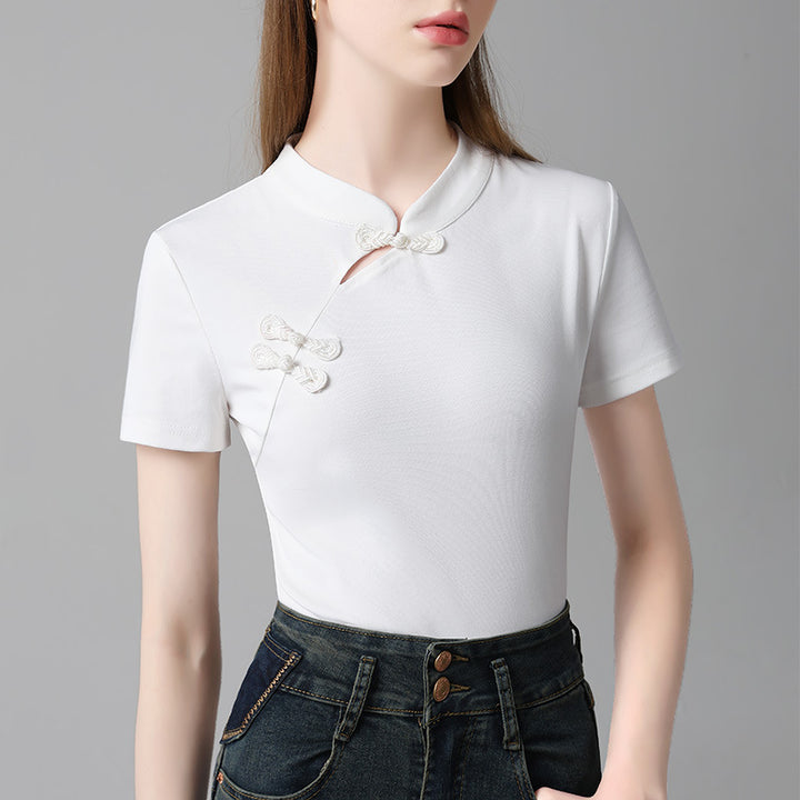 Dame T-shirt med elegant ståkrave og kunstneriske knapdetaljer Stilla