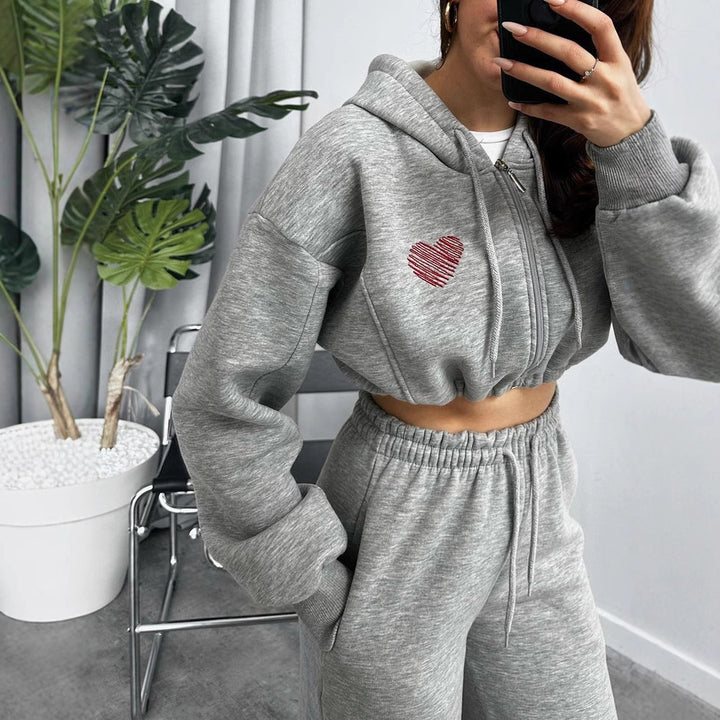 Kvinders sporty crop hoodie med løs pasform og komfortable joggers Skovae