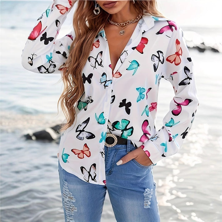 Damebluse med farverigt sommerfugledesign og afslappet snit Stilla