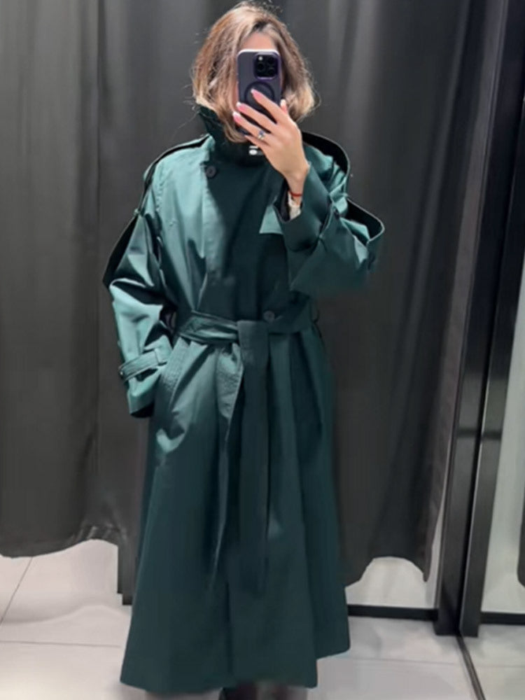 Dame trenchcoat med moderne detaljer og bred revers Stilla