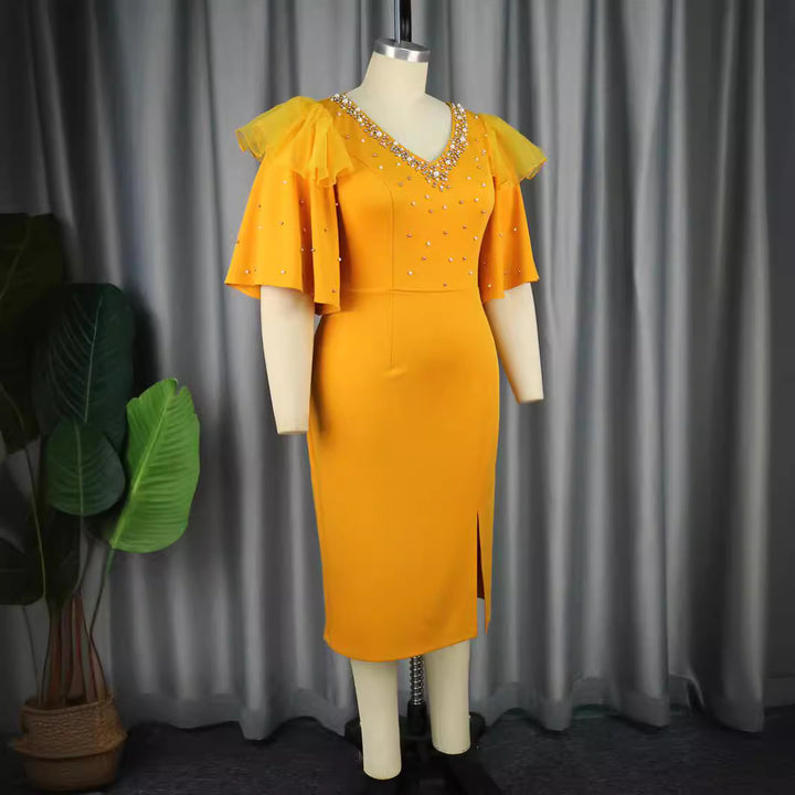 Dame elegant skinnende midi-kjole med flæse og glamourøse accenter