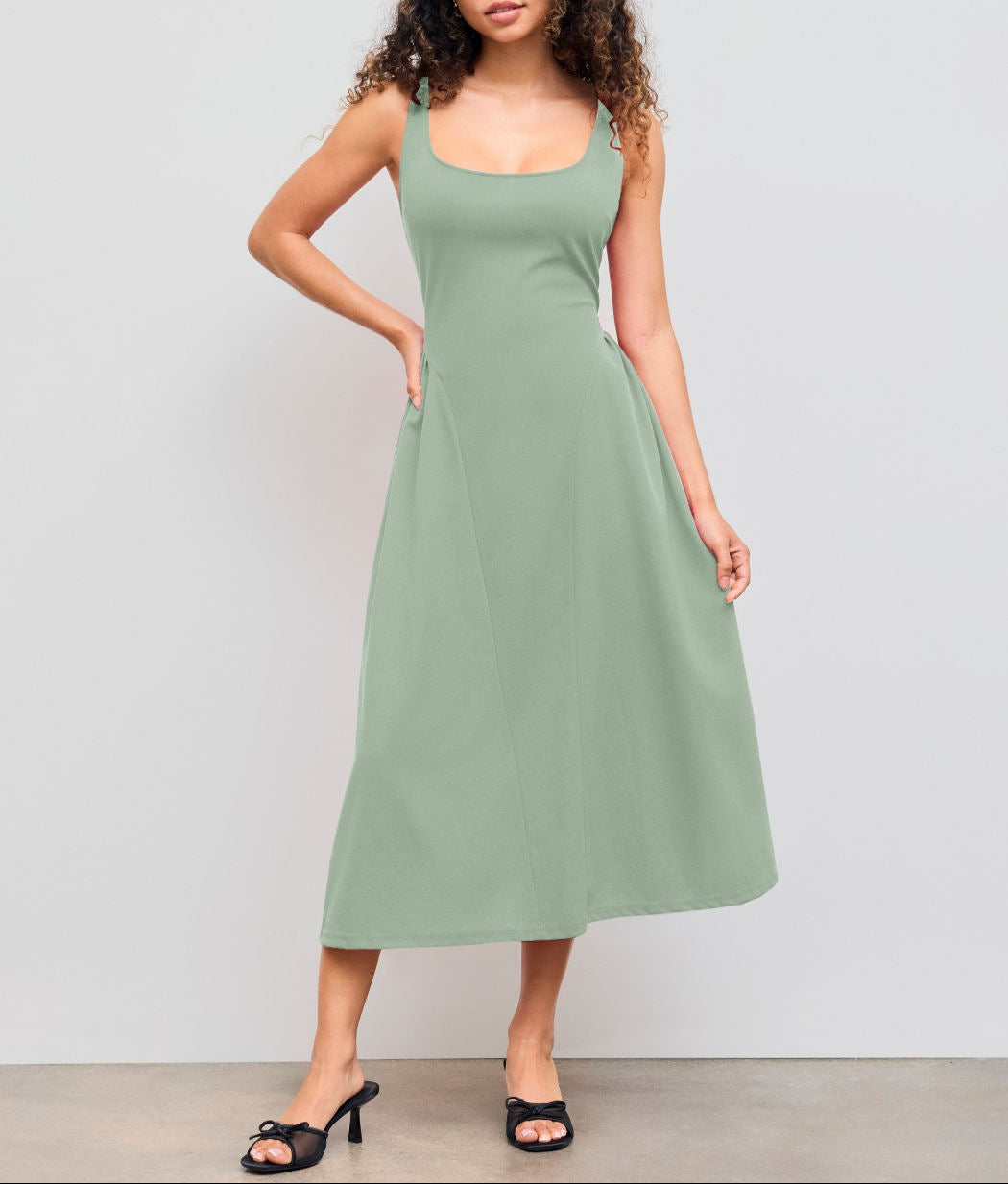 Dame maxikjole med off-shoulder design og figurvenlig pasform Skovae