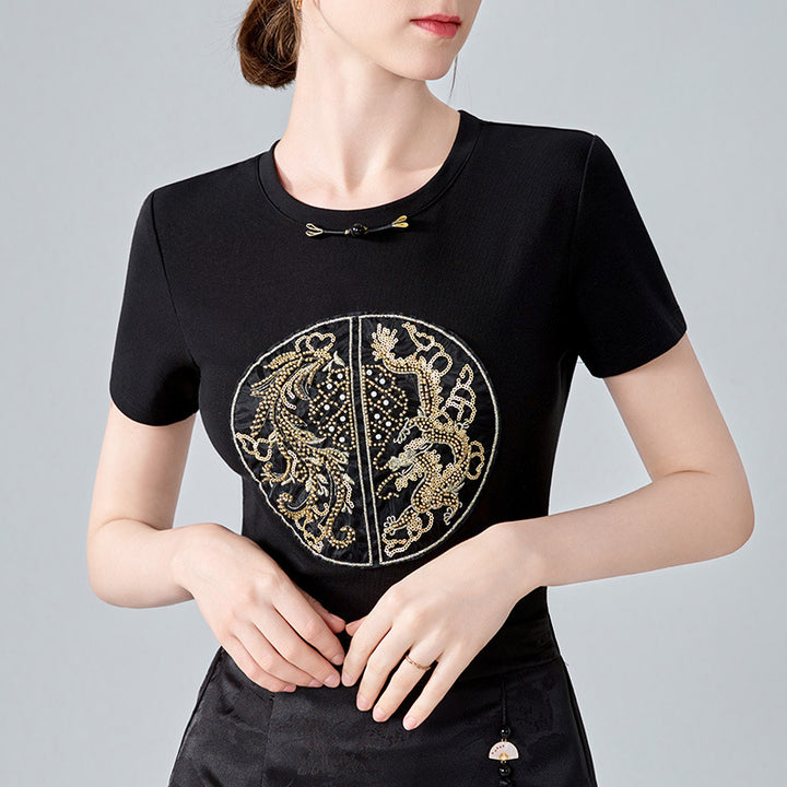 Dame T-shirt med eksklusiv, flerfarvet broderidesign og elegant knapdetalje Stilla