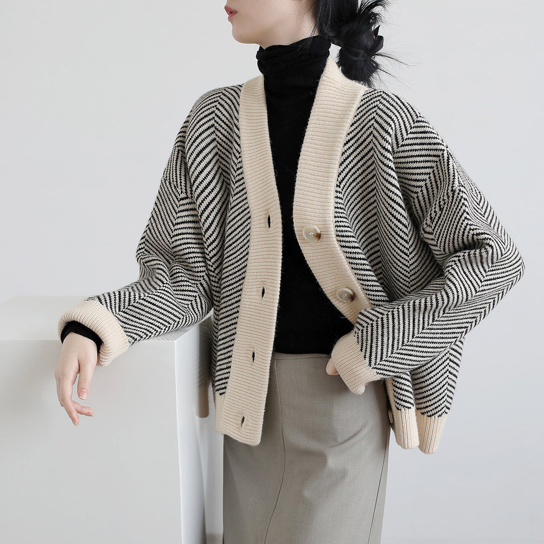 Dame mode cardigan med chevron mønster og elegante knapper Stilla