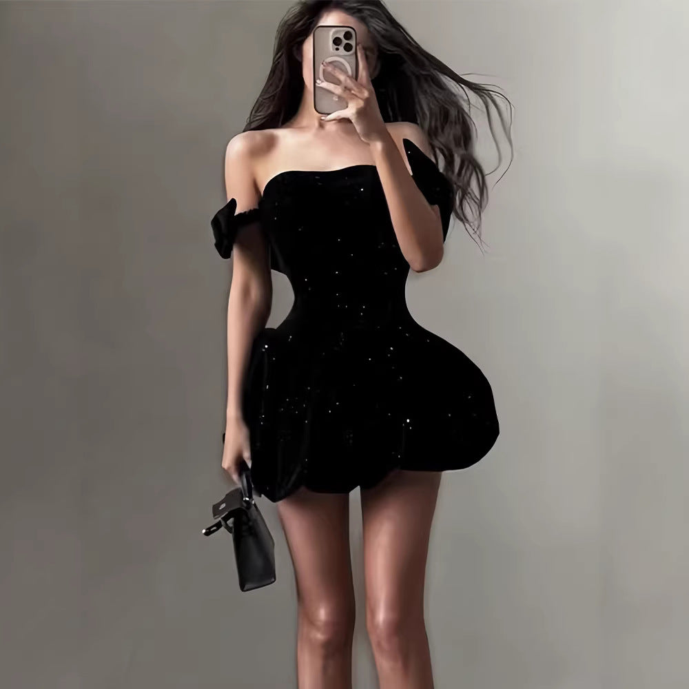 Kvindernes glitrende cocktailkjole med off-the-shoulder design og voluminøs skirt