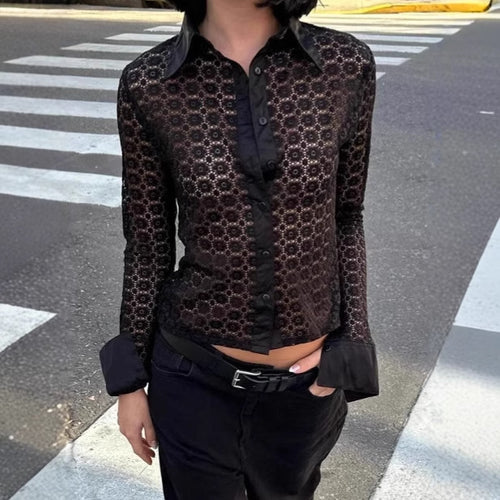 Dame gennemsigtig bluse med dekorative flæser og elegante detaljer Stilla
