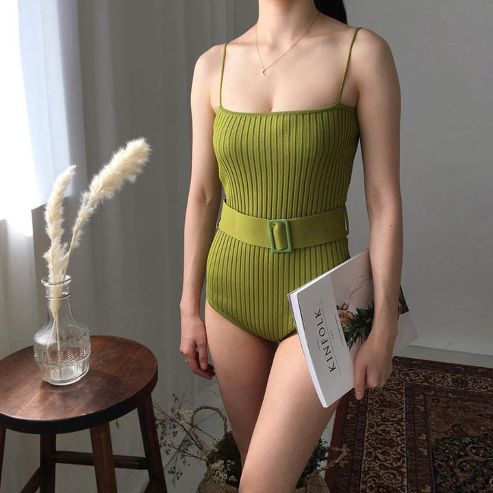 Dame badedragt med figursyet talje og elegant snit Stilla