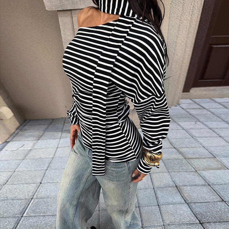 Dame asymmetrisk stribetop med off-shoulder design og elegant sløjfe Skovae