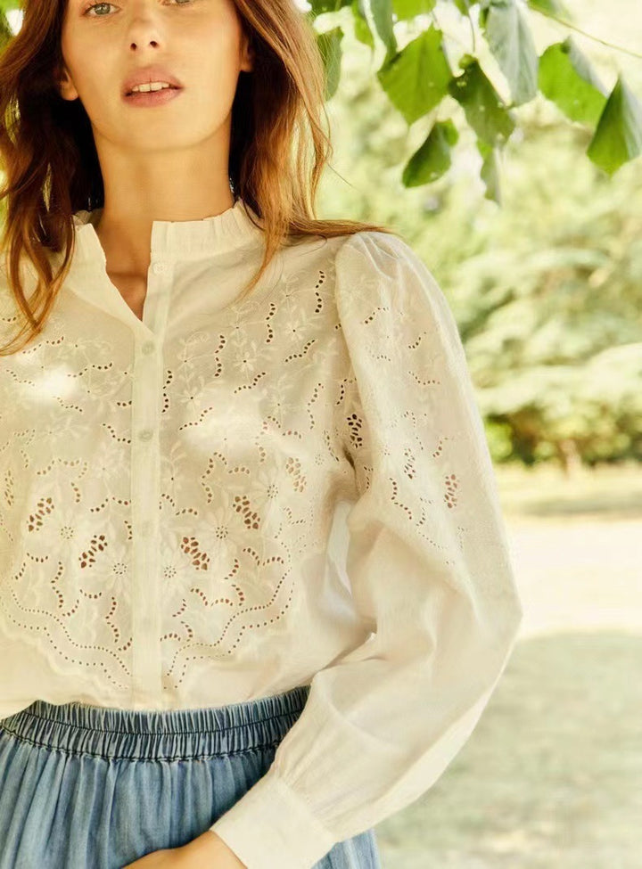 Damebluse med detaljeret hulbroderi og elegante puffærmer Stilla