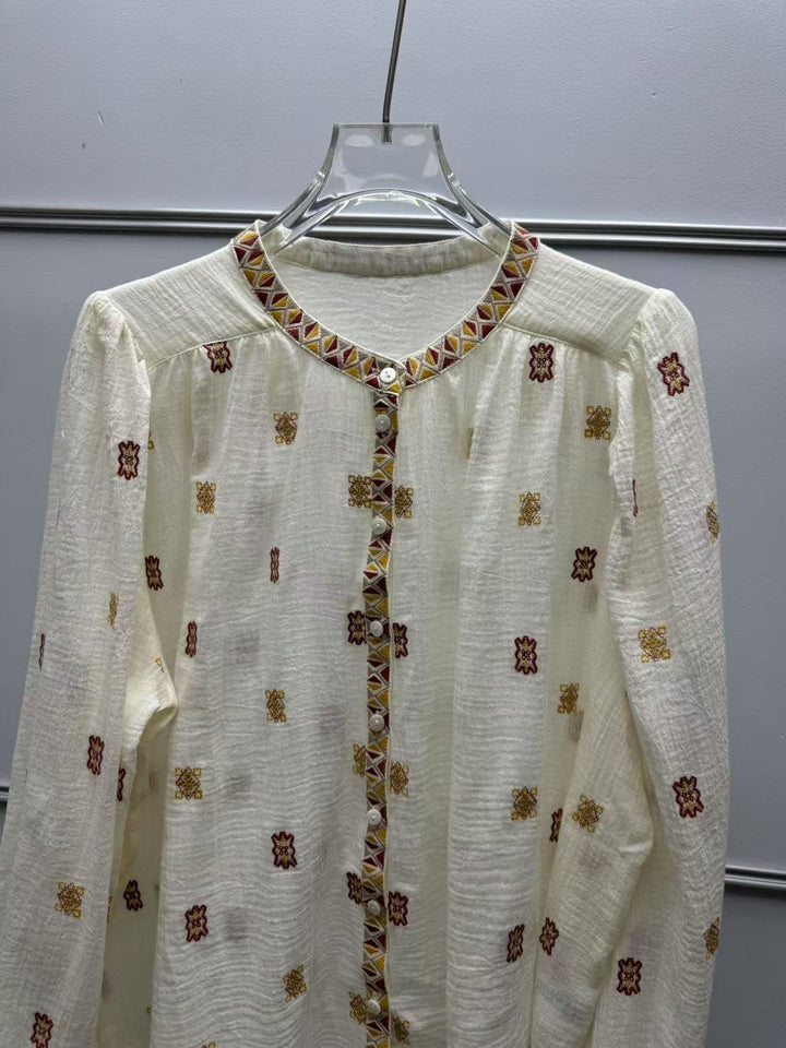 Damebluse med kunstnerisk broderedesign og stilfulde detaljer Stilla