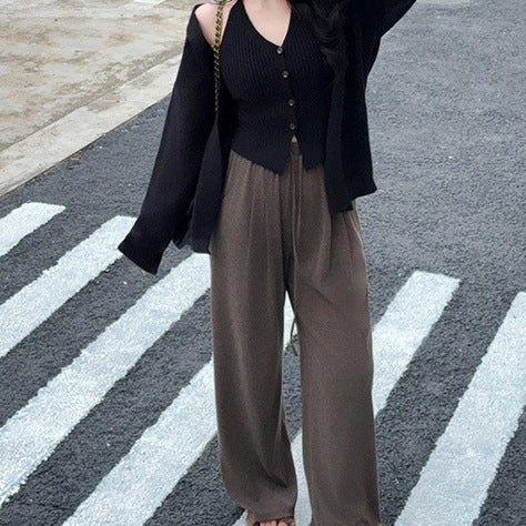 Kvinders fashionable cardigan med dyb V-hals og elegante knapdetaljer Stilla