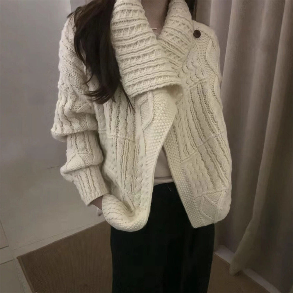 Kvinders chunky strikket cardigan med opretstående krave og unikke kabelmønstre Stilla