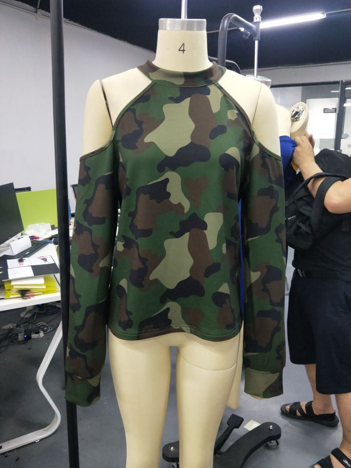 Dame afslappet sweatshirt med skulderfri design og moderigtigt camouflage-mønster Stilla