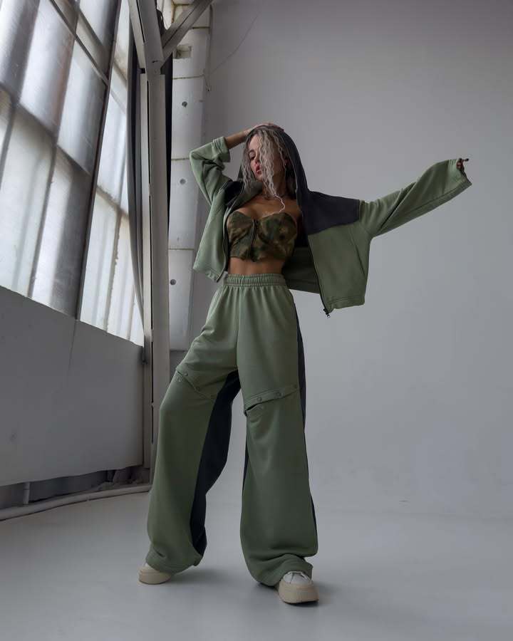 Kvinders sporty outfit med fashionable farvekontast Skovae