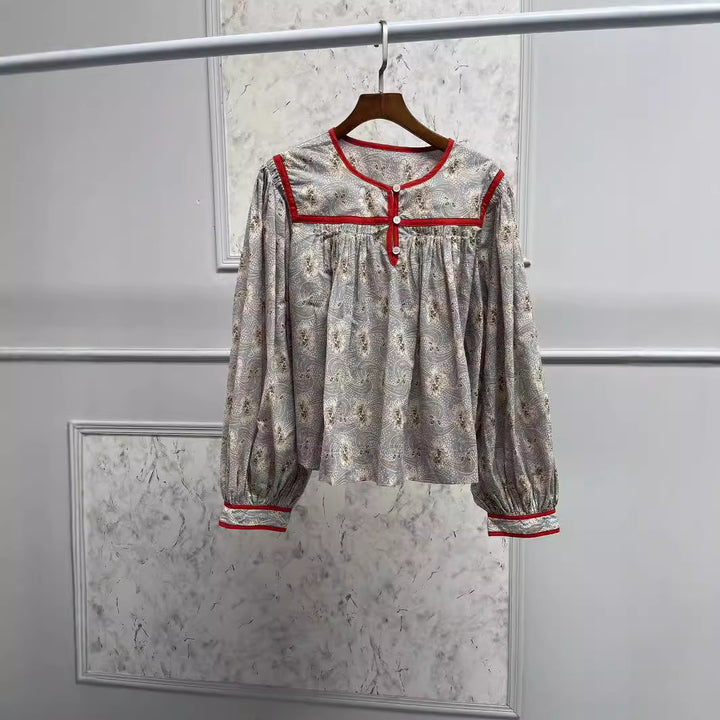 Dame afslappet bluse med blomsterprint og elegant knapliste Stilla