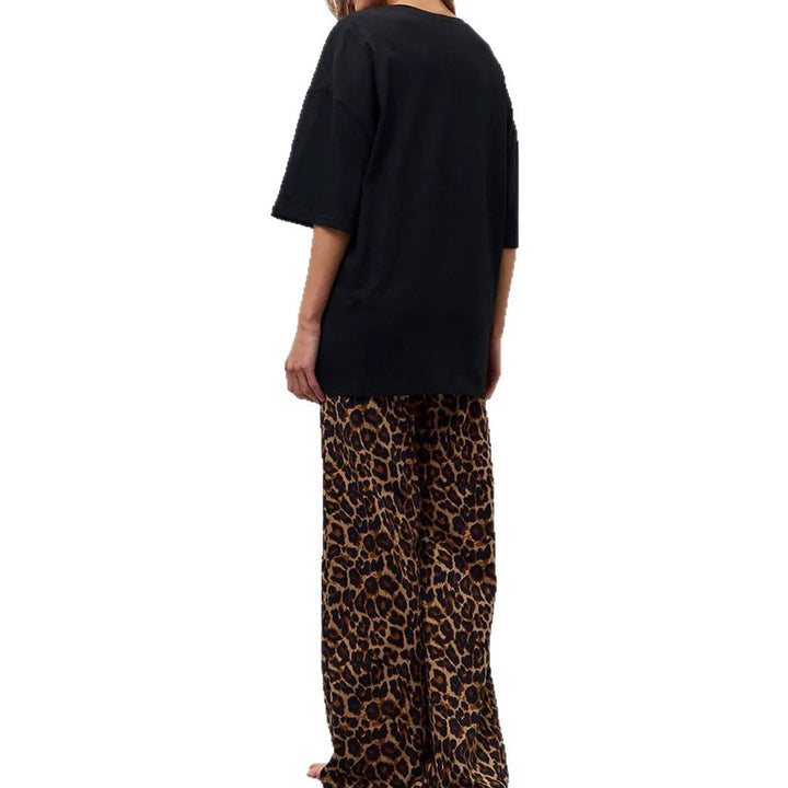 Damekombination af oversized T-shirt og brede leopardprint-bukser Stilla