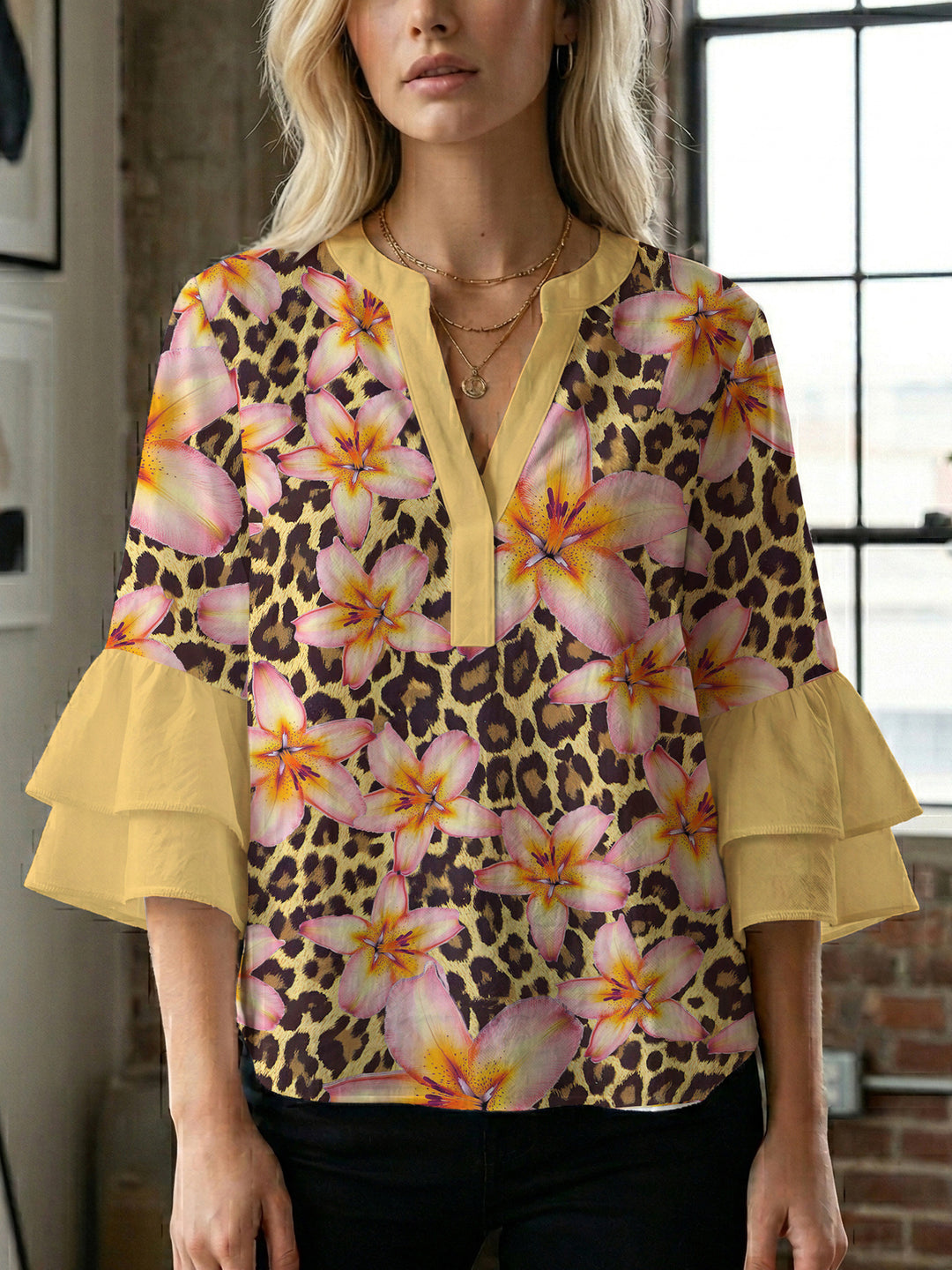 Dame afslappet bluse med flæseærmer og botanisk print Skovae